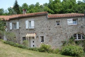 maison en pierre dans un écrin de verdure